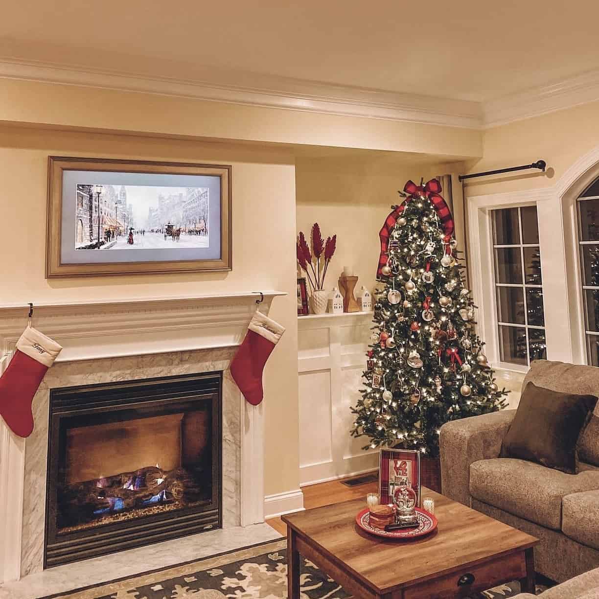 Samsung Frame tv with Christmas decor