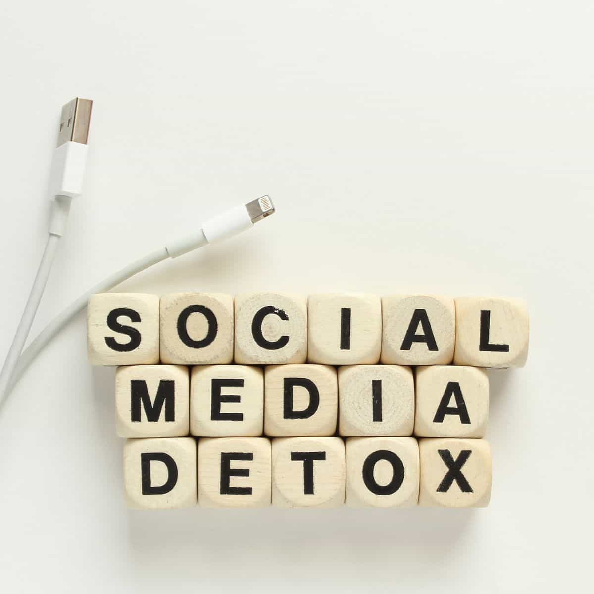 How to Take the 30 Day Social Media Detox Challenge (+PDF)